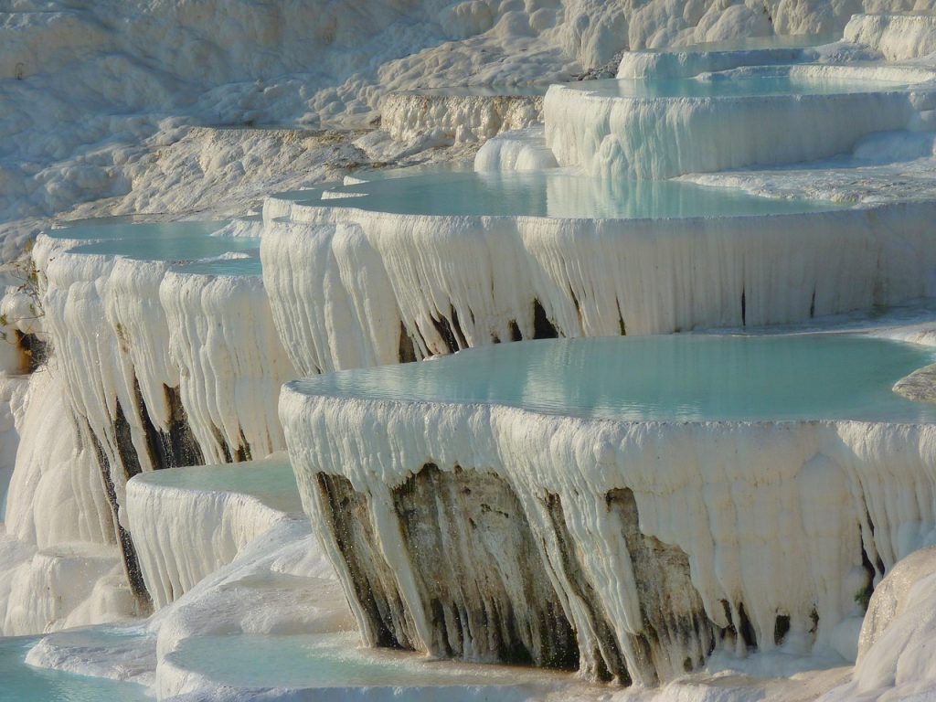 Discover the Top 7 Thermal Hot Spring Bathing Destinations in the Mountains