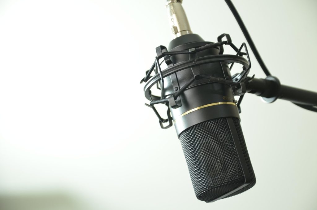 The 8 Best Wireless Lavalier Microphone Systems For Clean Audio