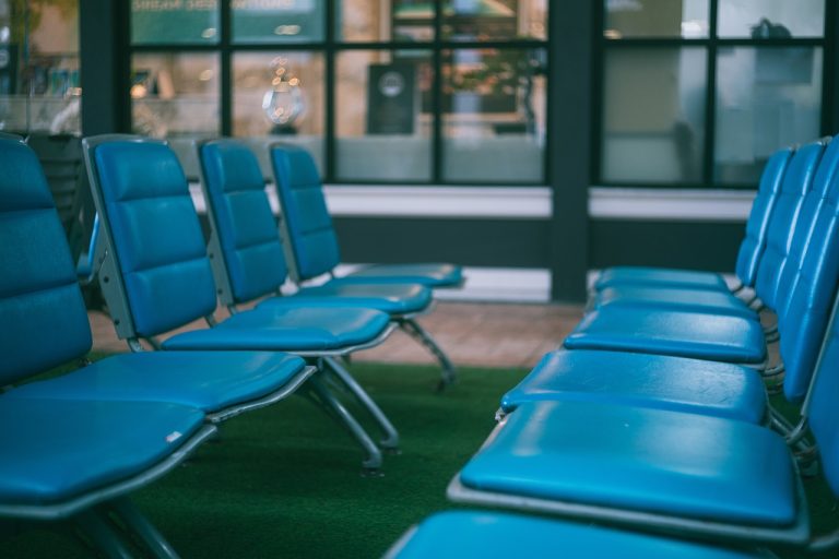 Top 5 Airport Lounge Access Hacks for Long Layovers