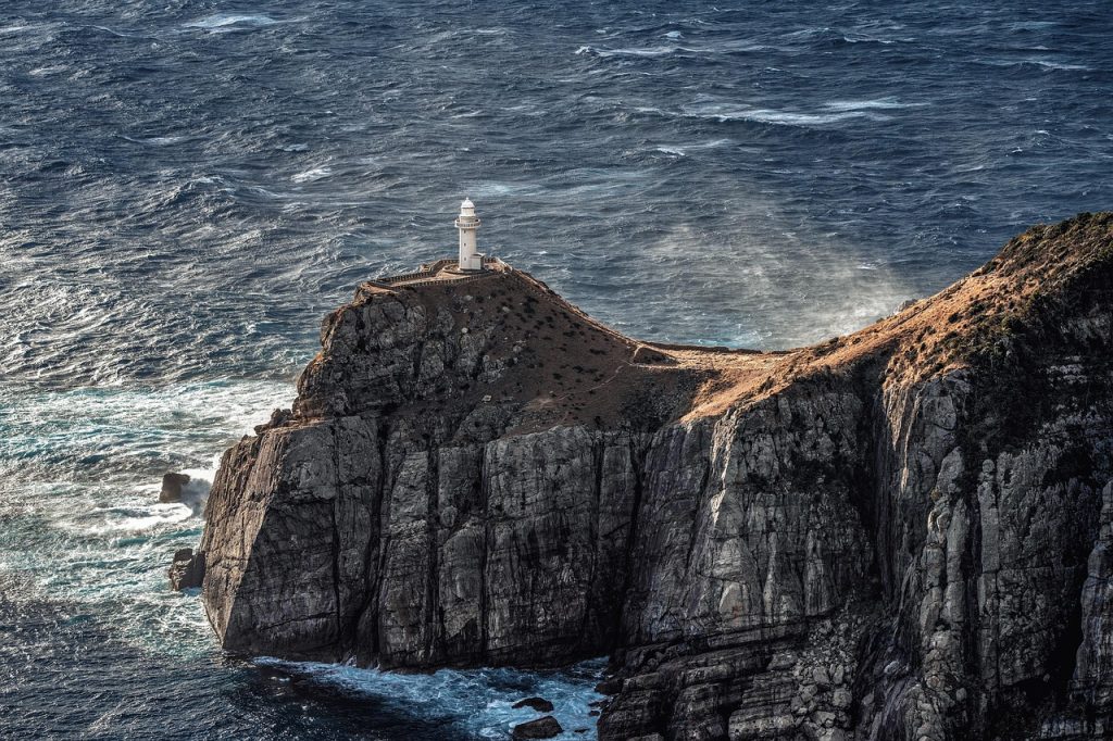 Top 5 Historic Lighthouse Trails Along Rugged Ocean Coastlines