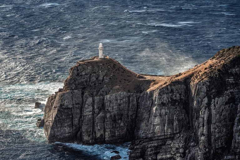 Top 5 Historic Lighthouse Trails Along Rugged Ocean Coastlines