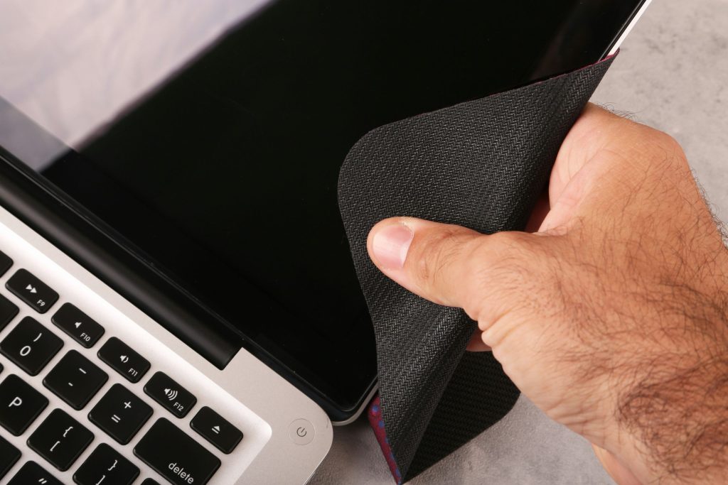 Top 6 Portable Screen Cleaning Kits For Laptops and Phones