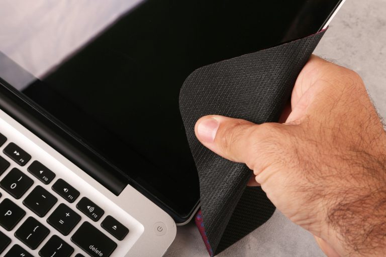 Top 6 Portable Screen Cleaning Kits For Laptops and Phones