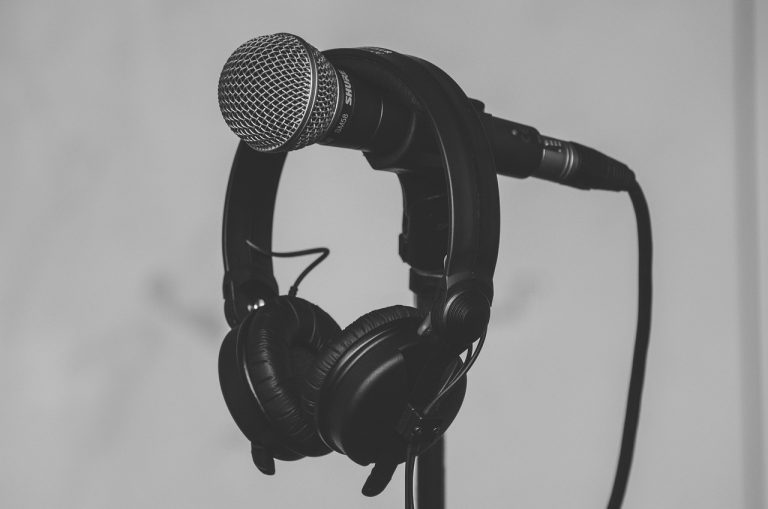 Top 7 Headphone Stand Mounts For Organizing Your Audio Gear